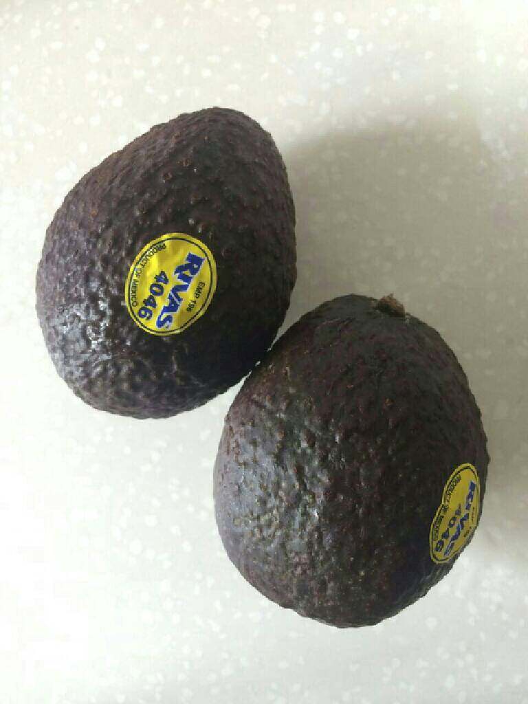 牛油果扑鲜虾,<a style='color:red;display:inline-block;' href='/shicai/ 2157'>牛油果</a>对半切开，挖出果肉后碾成果泥。