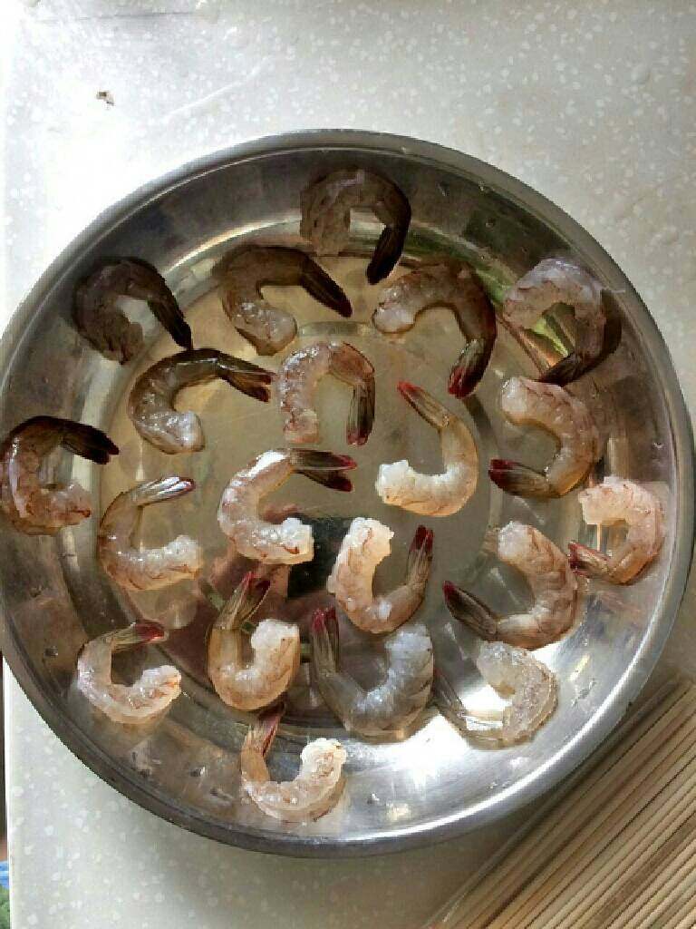 牛油果扑鲜虾,将鲜虾去头，剔除虾线后冼净，待用。