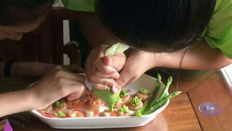 牛油果扑鲜虾,平底锅加热倒入少许<a style='color:red;display:inline-block;' href='/shicai/ 851'>橄榄油</a>，加入适量盐和<a style='color:red;display:inline-block;' href='/shicai/ 134340'>黑胡椒粉</a>，放入虾球双面煎至。