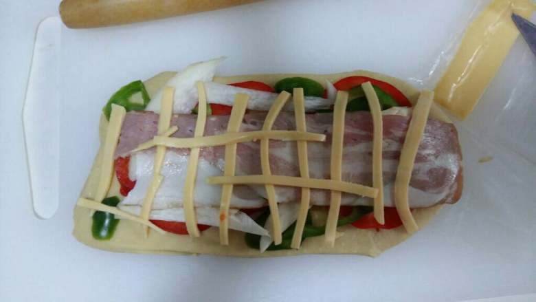 培根披萨,4.放一层<a style='color:red;display:inline-block;' href='/shicai/ 238'>杏鲍菇</a>，放一层<a style='color:red;display:inline-block;' href='/shicai/ 3554'>彩椒</a>和<a style='color:red;display:inline-block;' href='/shicai/ 3536'>菜椒</a>，然后放一层<a style='color:red;display:inline-block;' href='/shicai/ 29'>洋葱</a>，最后放<a style='color:red;display:inline-block;' href='/shicai/ 443'>培根</a>，<a style='color:red;display:inline-block;' href='/shicai/ 935'>芝士</a>盖最上面（<a style='color:red;display:inline-block;' href='/shicai/ 935'>芝士</a>多放一点）