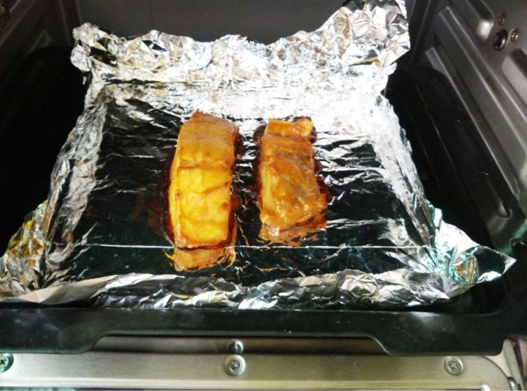 墨碎白鳕,如图取出腌制好的鳕鱼放入预热的烤箱170度15分钟