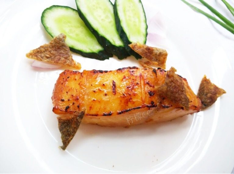 墨碎白鳕,如图烤好的鱼撒上煎好的鱼皮即可