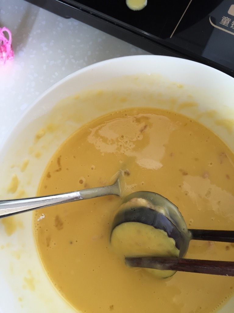 酸辣茄盒,挂浆准备下锅