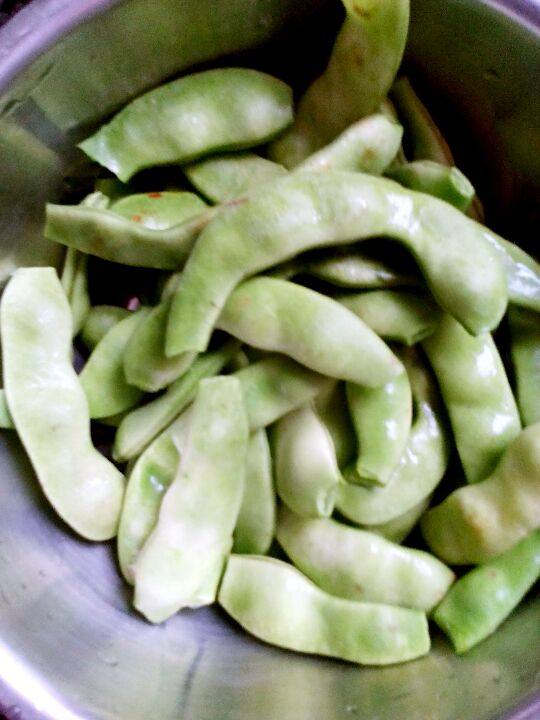 窝瓜炖豆角,<a style='color:red;display:inline-block;' href='/shicai/ 3639'>豆角</a>洗好后，去除两头，控下水备用