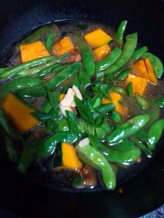 窝瓜炖豆角,锅中加入适量的油，油热后葱花爆锅后加入豆角烧一会，在放入<a style='color:red;display:inline-block;' href='/shicai/ 3567'>窝瓜</a>。翻炒几下。在加入适量的水，莫过豆角。