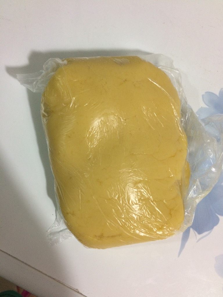 黄油饼干,将面粉放入黄油液中,和成面团,装入保鲜袋中放冰箱冷藏半小时