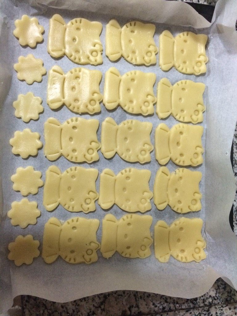 黄油饼干,轻轻拿小刀或小铲从底部铲起饼干,放入烤盘中,入烤箱180度烤20分钟