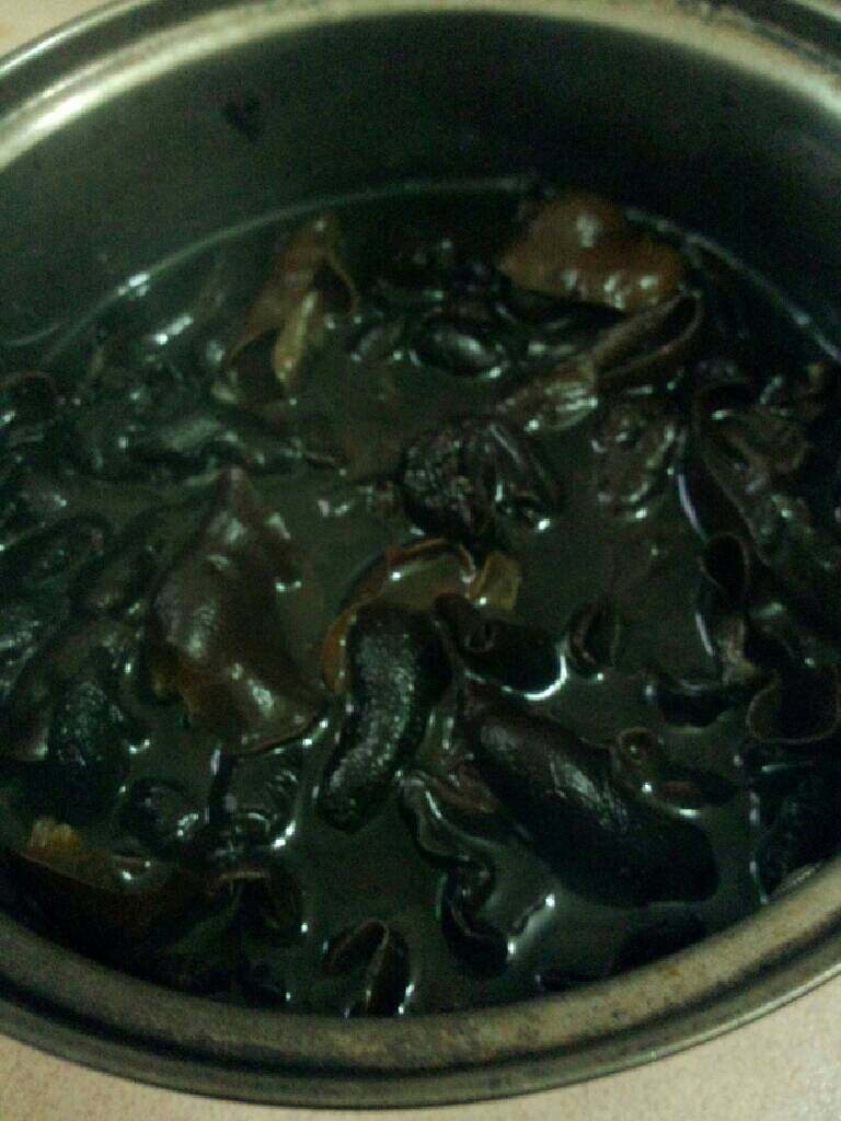 木耳鸡蛋炒芹菜,<a style='color:red;display:inline-block;' href='/shicai/ 233'>木耳</a>用开水泡开洗干净