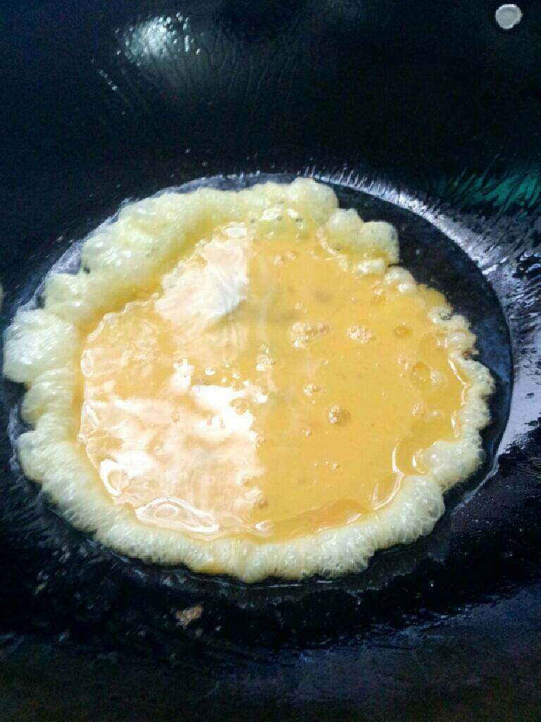 木耳鸡蛋炒芹菜,锅加油烧热放蛋液煎