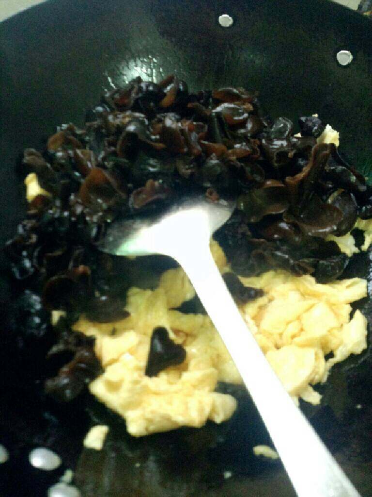 木耳鸡蛋炒芹菜,煎至金黄在弄散放木耳炒