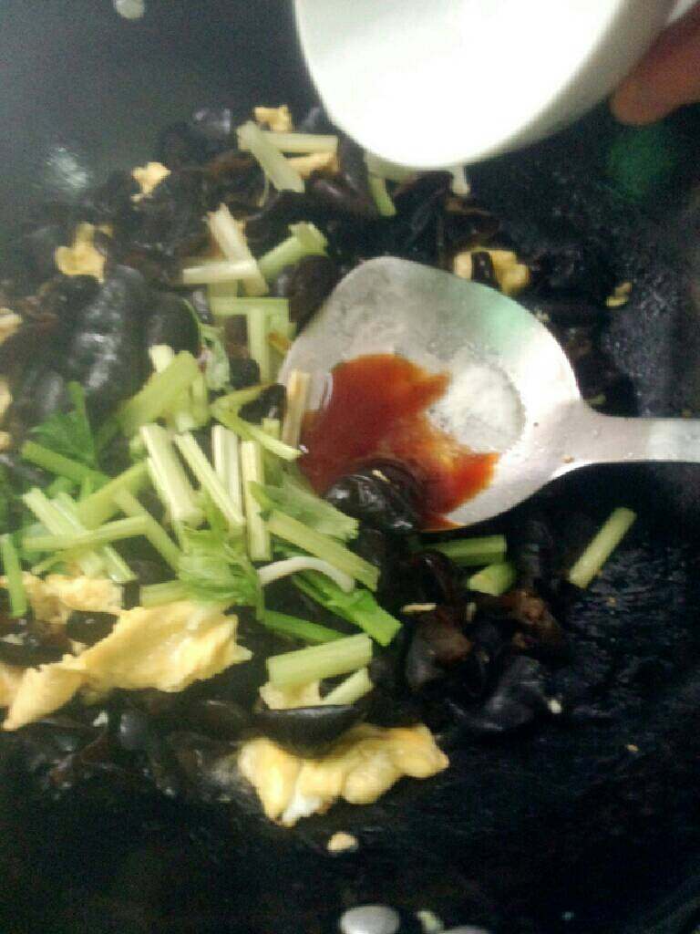 木耳鸡蛋炒芹菜,在放芹菜 ，<a style='color:red;display:inline-block;' href='/shicai/ 721'>蚝油</a>，盐，玉米淀粉水炒