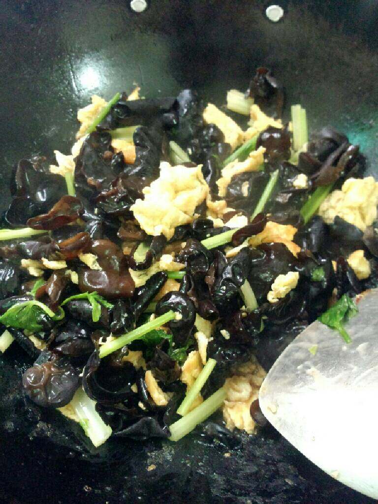 木耳鸡蛋炒芹菜,炒至熟即可关火