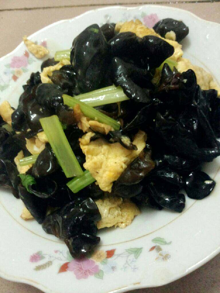 木耳鸡蛋炒芹菜,盛盘