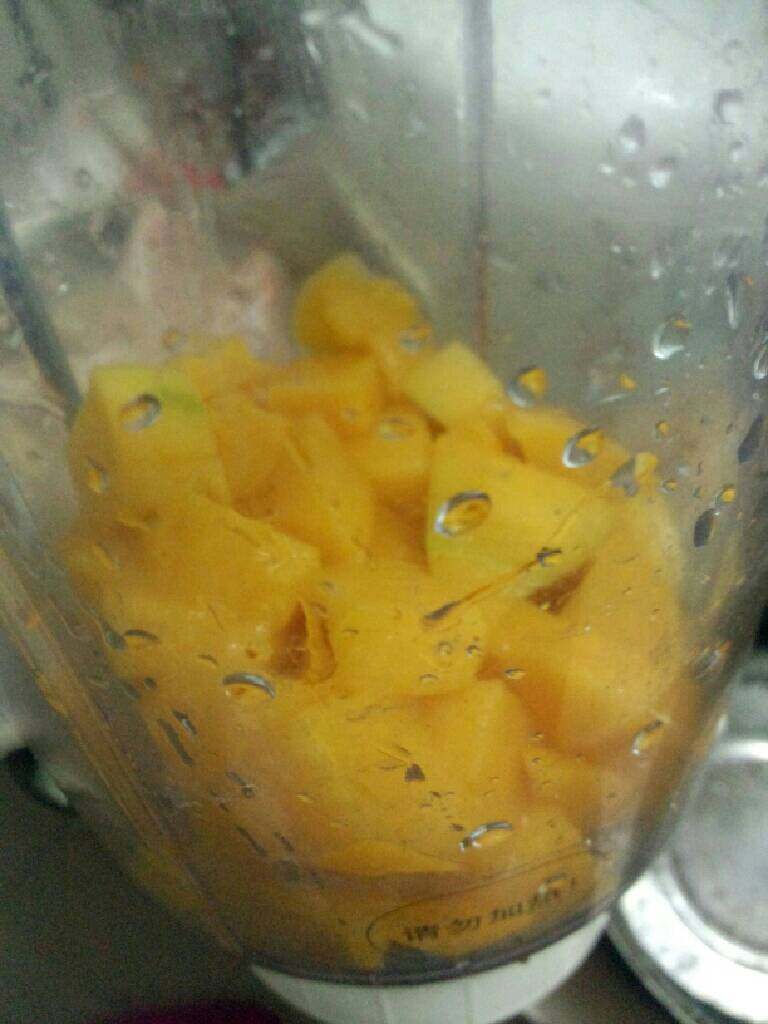 芒果酱,芒果放入料理机加少许水