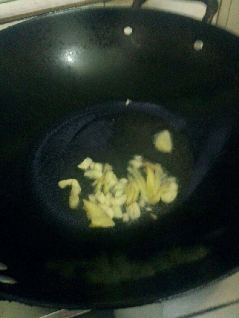 洋葱青椒炒猪耳,锅加油烧热放姜跟蒜炒香