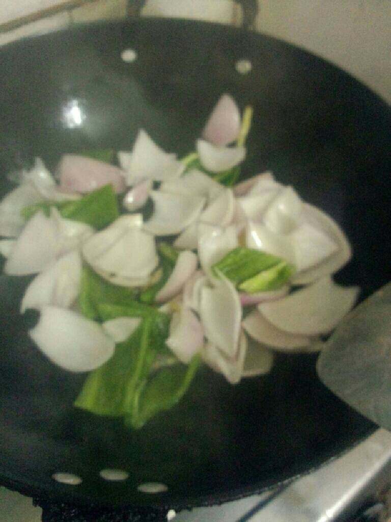 洋葱青椒炒猪耳,在放入洋葱，青椒略炒