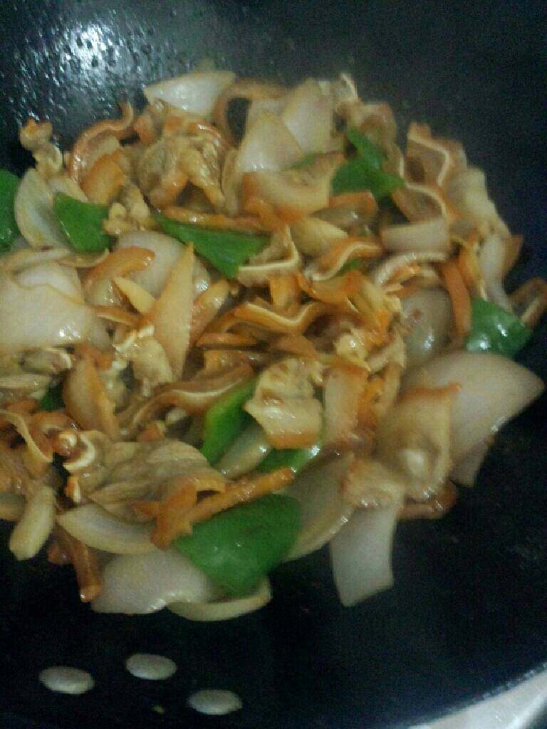 洋葱青椒炒猪耳,炒熟即可关火