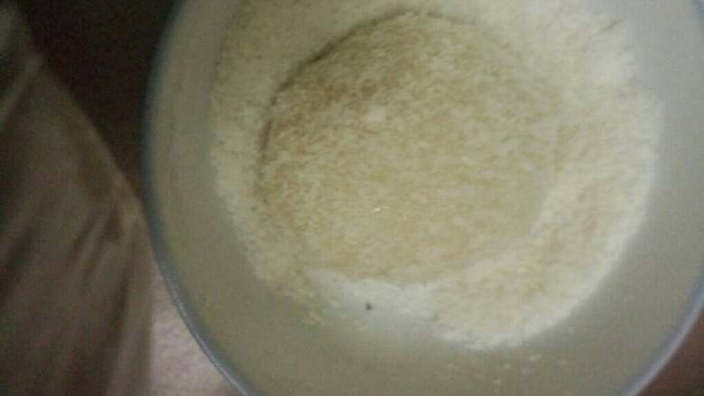 芒果酱糯米滋,滚上一层椰蓉