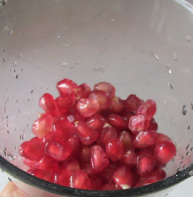 莲子银耳石榴羹,<a style='color:red;display:inline-block;' href='/shicai/ 642'>石榴</a>洗净，去皮，剥出籽放杯子里