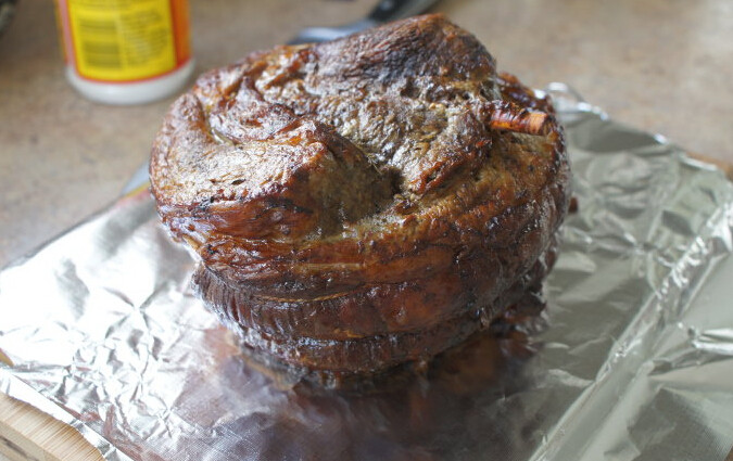 英式烤牛肉,也可以先用平底锅加热,牛肉每面煎3分钟至金黄,然后放入烤盘,如200度烤箱按指导时间烤制。