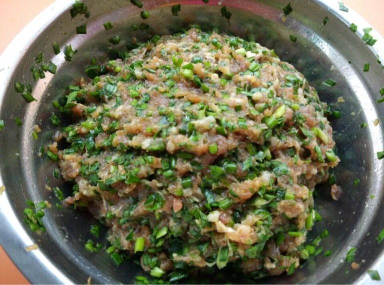 酥皮鲜肉月饼,如图将<a style='color:red;display:inline-block;' href='/shicai/ 211962'>猪前腿肉</a>用绞肉机绞碎,加入材料中3所有调味品搅拌均匀放冰箱冷藏备用