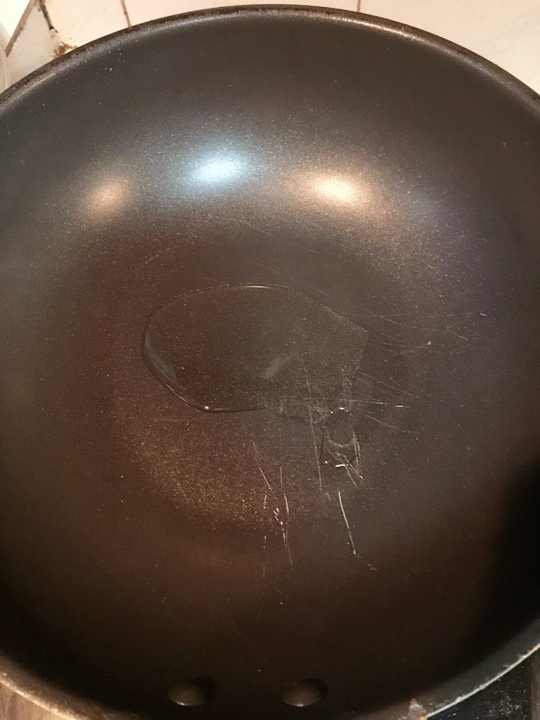 西芹炒肉,如图，锅内烧油
