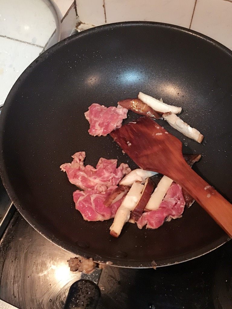 西芹炒肉,如图，放入切好的<a style='color:red;display:inline-block;' href='/shicai/ 230'>香菇</a>和五花肉，然后放入<a style='color:red;display:inline-block;' href='/shicai/ 744'>五香粉</a>，<a style='color:red;display:inline-block;' href='/shicai/ 146542'>孜然粉</a>，<a style='color:red;display:inline-block;' href='/shicai/ 720'>胡椒粉</a>和盐少许，煎熟为止，咸淡可以根据个人口味调节