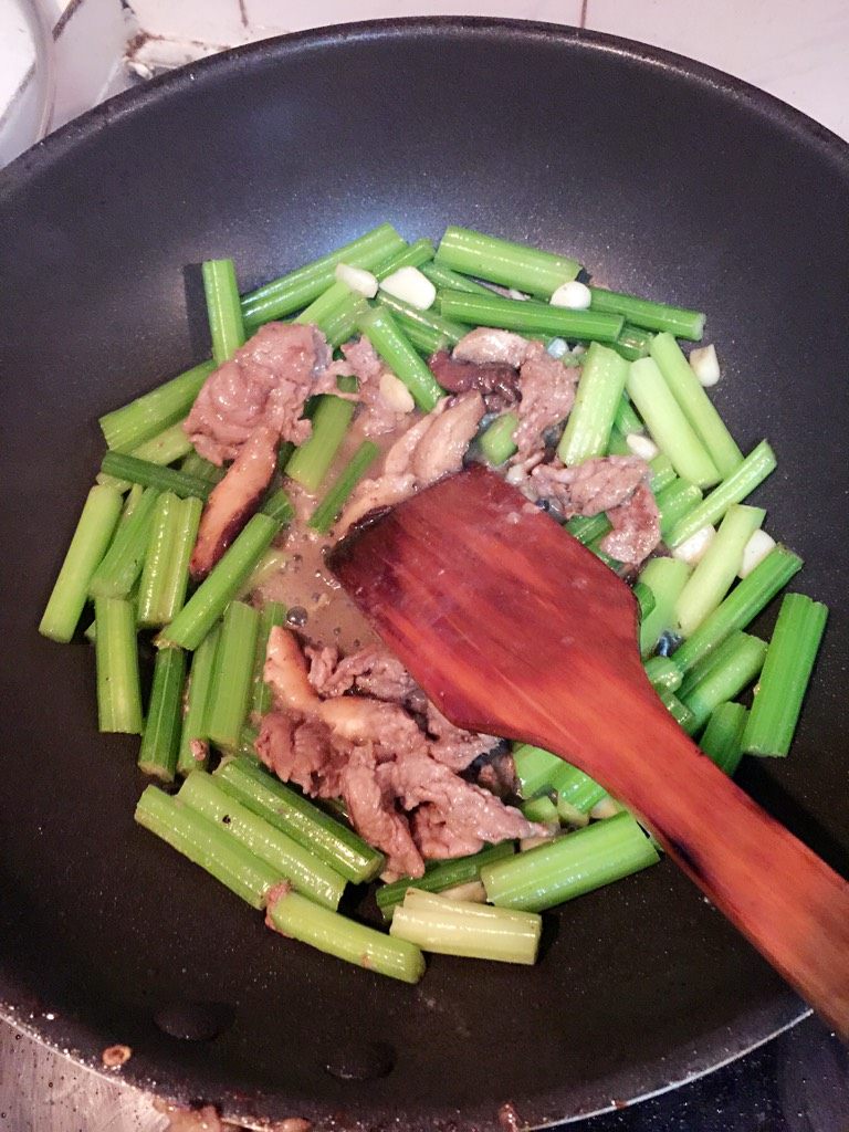 西芹炒肉,如图，西芹炒到八成熟时放入刚刚煎好的肉和香菇