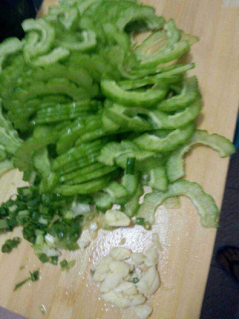 苦瓜炒肉丝,<a style='color:red;display:inline-block;' href='/shicai/ 55'>苦瓜</a>去籽切小片，<a style='color:red;display:inline-block;' href='/shicai/ 3250'>葱</a>切碎，蒜切碎