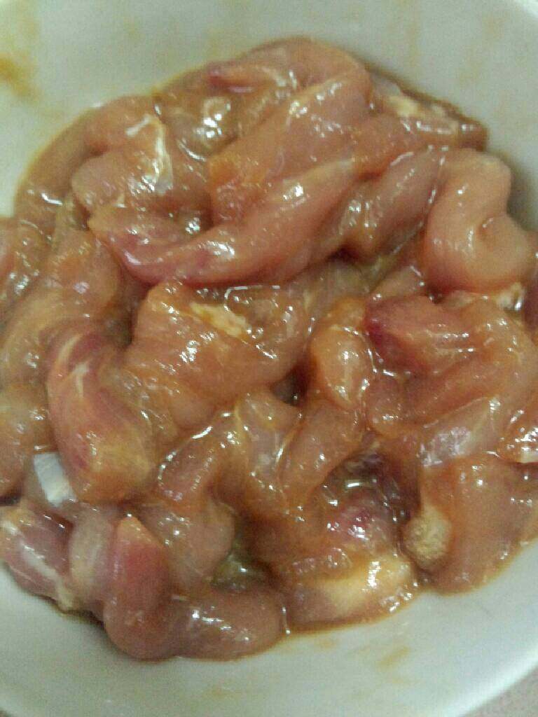 苦瓜炒肉丝,<a style='color:red;display:inline-block;' href='/shicai/ 429'>瘦肉</a>洗干净切丝，用<a style='color:red;display:inline-block;' href='/shicai/ 721'>蚝油</a>，<a style='color:red;display:inline-block;' href='/shicai/ 788'>生抽</a>，盐，<a style='color:red;display:inline-block;' href='/shicai/ 512'>玉米淀粉</a>搅拌均匀腌制