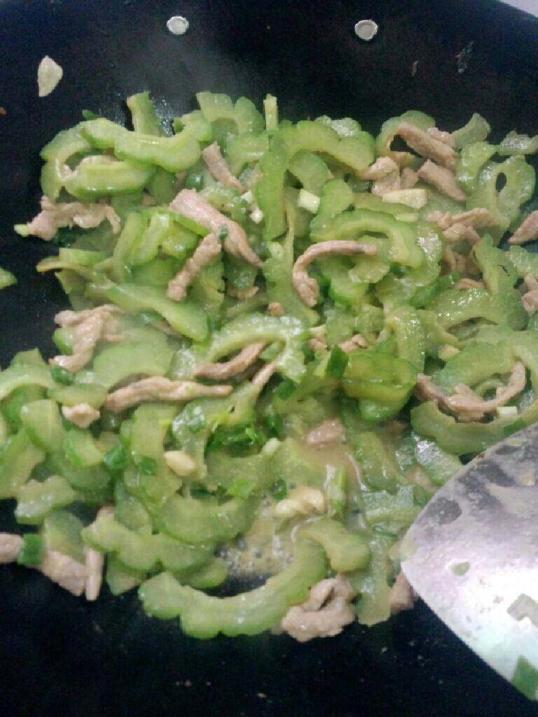 苦瓜炒肉丝,在放入葱花炒熟即可关火