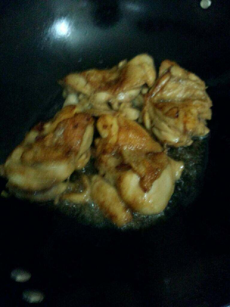 鸡腿丁,煎至金黄在翻另一面煎