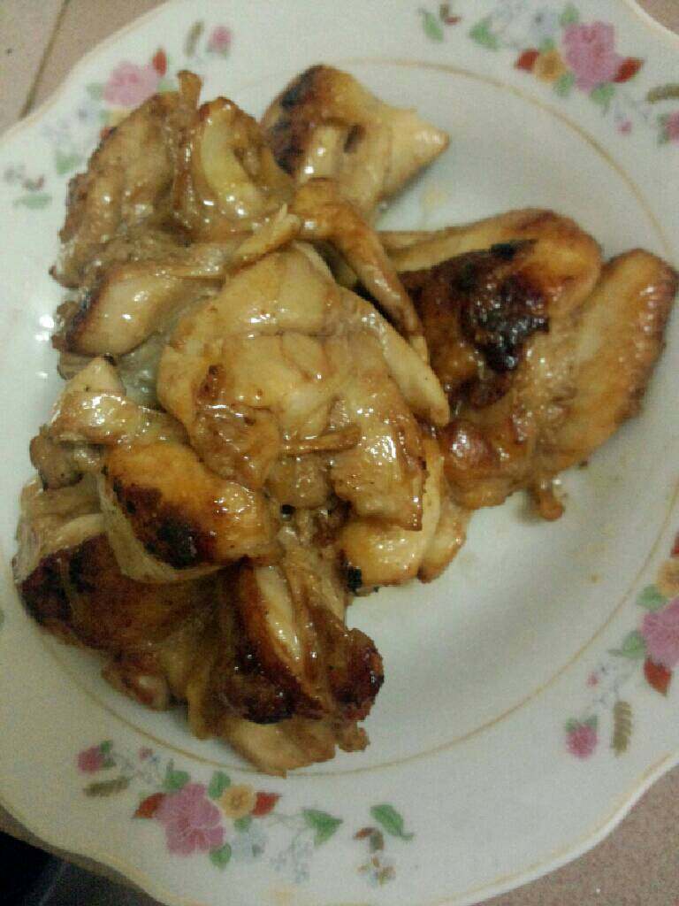 鸡腿丁,煎至熟即可关火盛盘待凉
