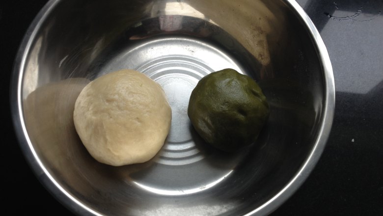紫薯蛋黄抹茶酥,用主料里的材料揉成水油皮。用低筋<a style='color:red;display:inline-block;' href='/shicai/ 519'>面粉</a>、70克、抹茶粉做成油酥面团,盖上湿布醒30分钟