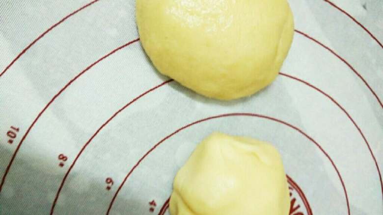 豆沙蛋黄酥,把油皮材料揉成光滑的面团,油酥材料用手抓捏成团状