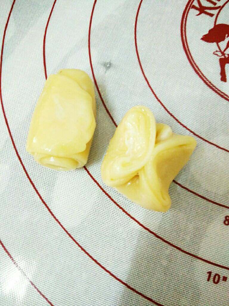 豆沙蛋黄酥,松弛好后两头捏在一起,压成圆形