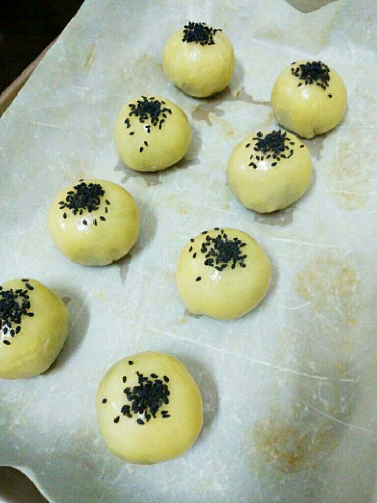 豆沙蛋黄酥,在蛋黄酥表面刷上一层蛋黄水,撒上黑芝麻,入烤箱160度上下火烘烤40分钟即可