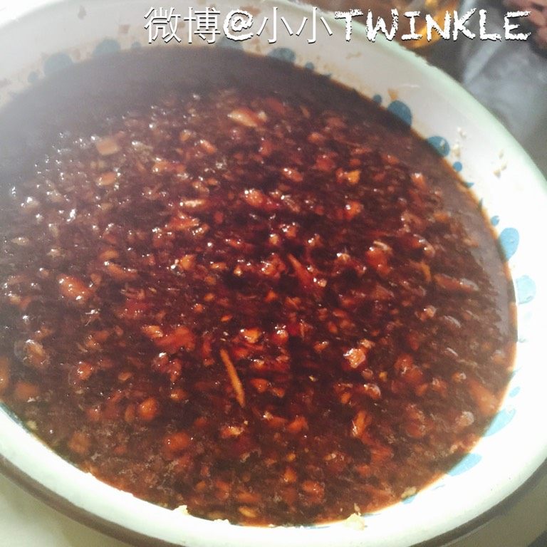 红糖姜茶,然后盖上碟子，隔水慢火蒸，其实蒸得越久姜味就越出得来，最好二十分钟左右就揭盖看看红糖完全融化，大概蒸半小时左右就完成了。