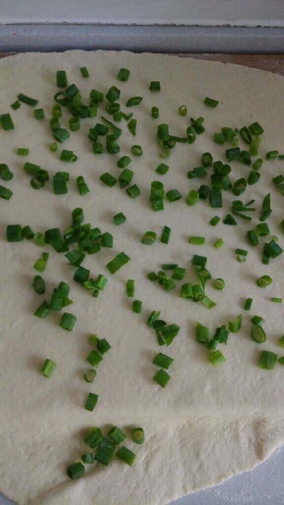 香葱画卷,将面揉均,擀成片,均匀抹上油,撒上盐和切好的葱花