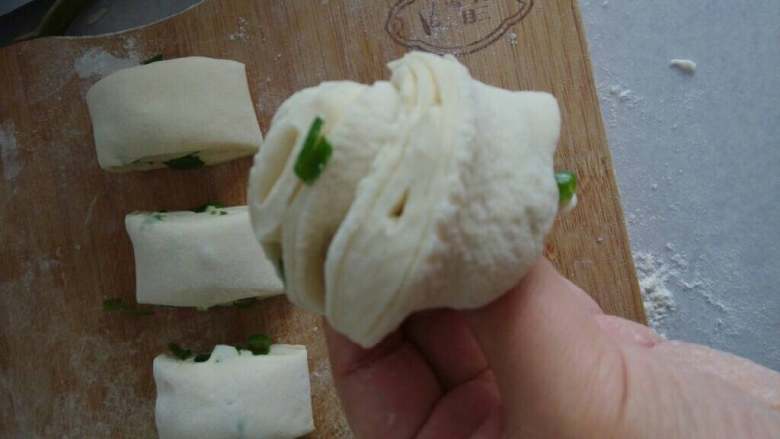 香葱画卷,两边向相反方向拧,再将口按紧即可