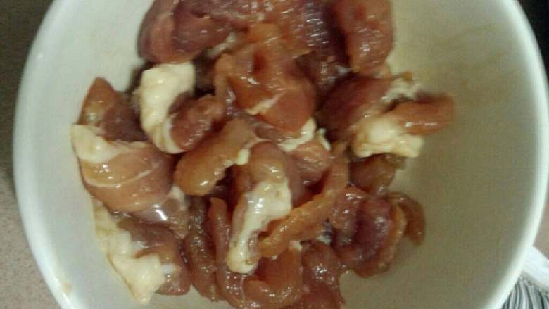 丝瓜炒肉片,<a style='color:red;display:inline-block;' href='/shicai/ 429'>瘦肉</a>洗干净切片用盐，<a style='color:red;display:inline-block;' href='/shicai/ 788'>生抽</a>，<a style='color:red;display:inline-block;' href='/shicai/ 721'>蚝油</a>，<a style='color:red;display:inline-block;' href='/shicai/ 512'>玉米淀粉</a>腌制