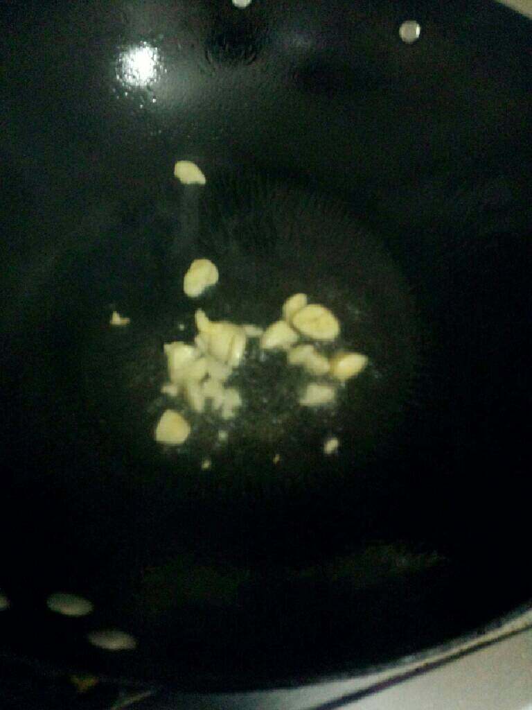 丝瓜炒肉片,锅加油烧热把放入爆香