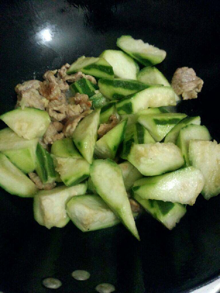 丝瓜炒肉片,放入丝瓜，加少许水略焖一下