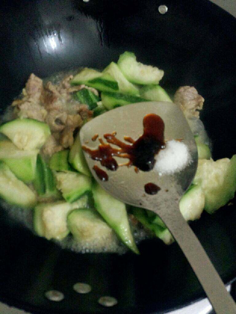 丝瓜炒肉片,在加入盐和蚝油
