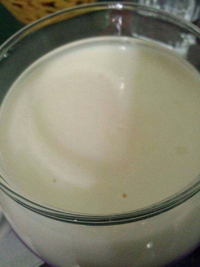 芒果酱酸奶,将发好的酸奶倒入无油无水的瓶子中即可