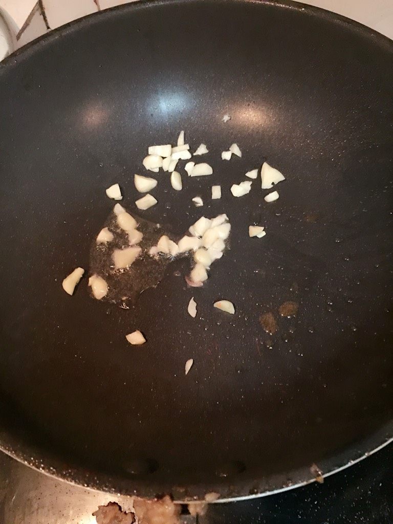 西红柿炒蛋,炒完成出待用，另起锅，倒油，放入蒜瓣