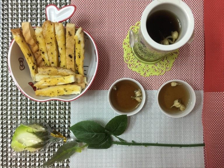 海苔味吐司条,用油刷把备用的作料均匀涂抹在吐司条的两面。烤箱预热,放入烤盘,小火慢烤至吐司条两面金黄,放冷装入保鲜袋密闭即可。