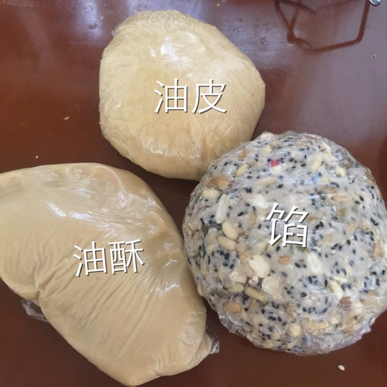 火腿伍仁月饼,然后重要的来了 相信皮啊馅啊 你们随便揉一揉就好了 接下去有图了！图！图！注意区别油皮油酥 其实手碰到就知道了 油皮有韧性 油酥有点黏