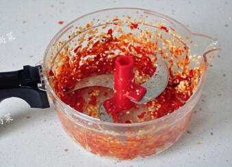 徐州特色下饭菜—千刀肉,所有食材洗净后，首先将辣椒，<a style='color:red;display:inline-block;' href='/shicai/ 3250'>葱</a><a style='color:red;display:inline-block;' href='/shicai/ 37'>姜</a>蒜放入切菜器中切成细碎状