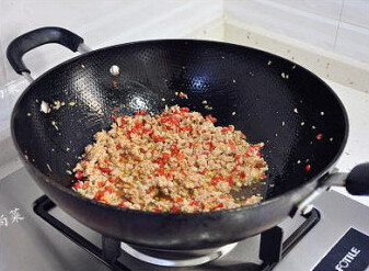 徐州特色下饭菜—千刀肉,放入肉末,大火炒至肉末变色
